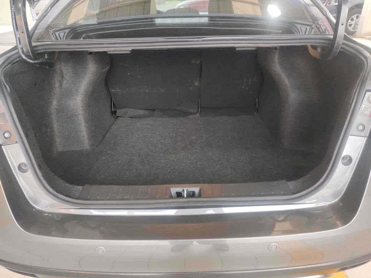 2025 Nissan Versa 4p Advance L4/1.6 Man
