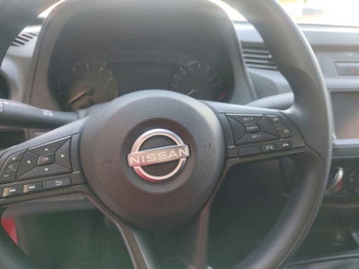 2025 Nissan Pick Up NP300 2p L4/2.5 Man A/A