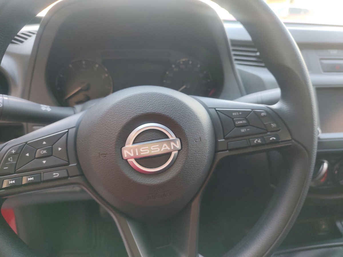 2025 Nissan Pick Up NP300 2p L4/2.5 Man A/A