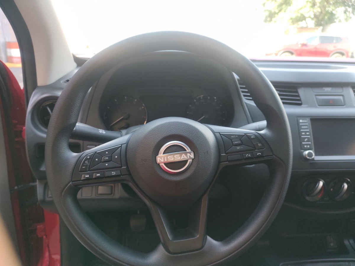 2025 Nissan Pick Up NP300 2p L4/2.5 Man A/A