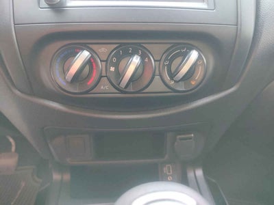 2025 Nissan Pick Up NP300 2p L4/2.5 Man A/A