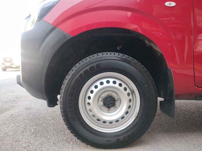 2025 Nissan Pick Up NP300 2p L4/2.5 Man A/A