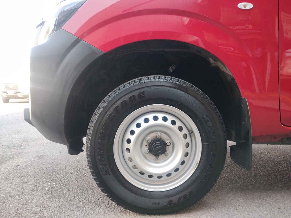 2025 Nissan Pick Up NP300 2p L4/2.5 Man A/A