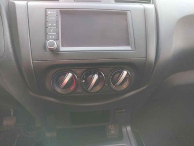 2025 Nissan Pick Up NP300 2p L4/2.5 Man A/A