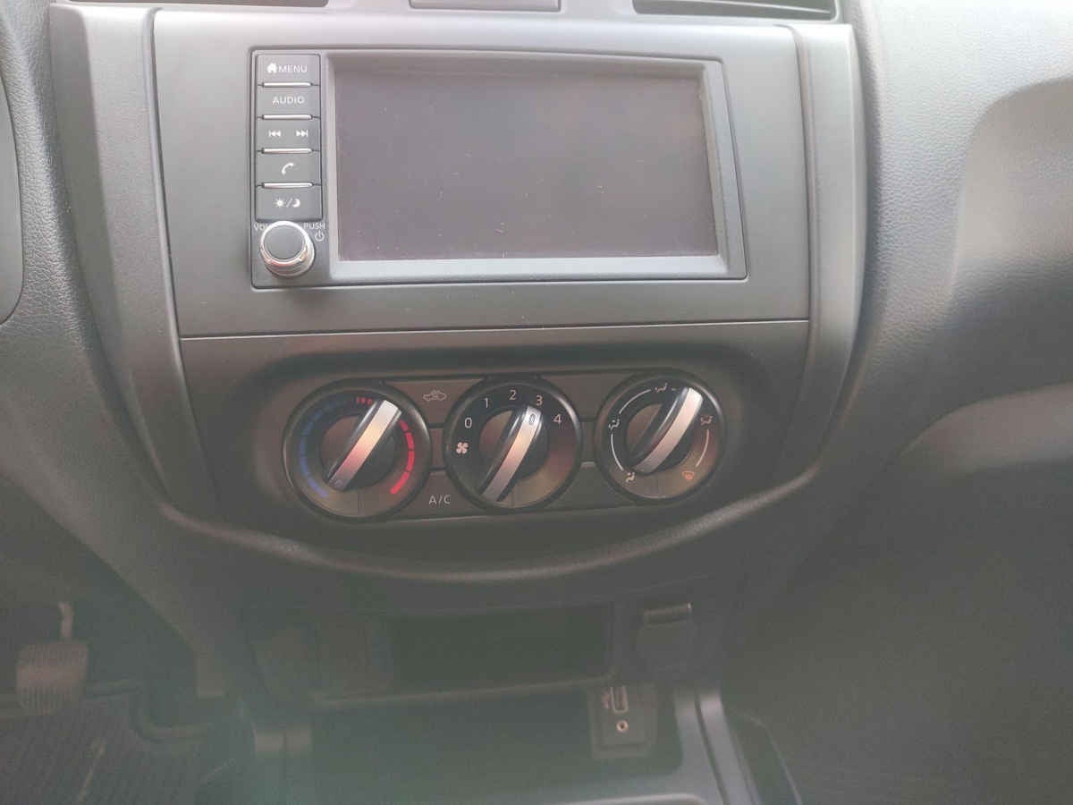 2025 Nissan Pick Up NP300 2p L4/2.5 Man A/A