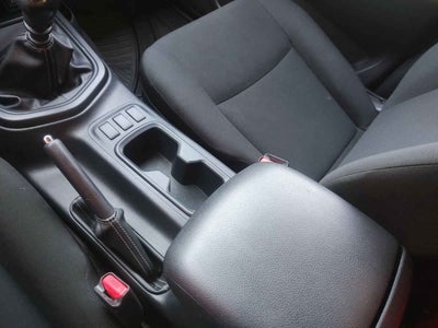 2025 Nissan Pick Up NP300 2p L4/2.5 Man A/A