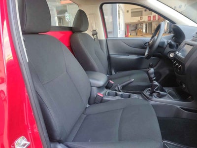 2025 Nissan Pick Up NP300 2p L4/2.5 Man A/A