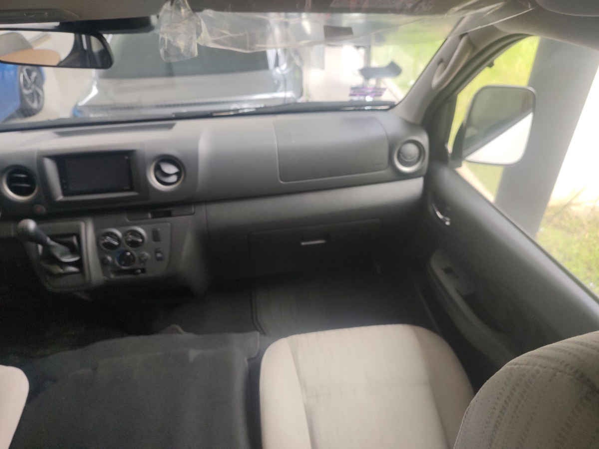 2026 Nissan Urvan 4p Amplia L4/2.5 Man Ventanas