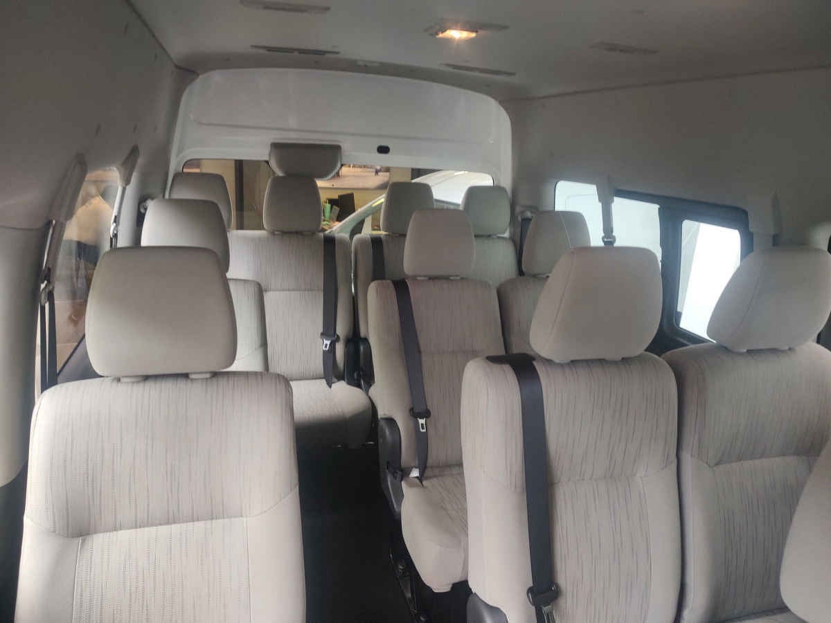 2026 Nissan Urvan 4p Amplia L4/2.5 Man Ventanas