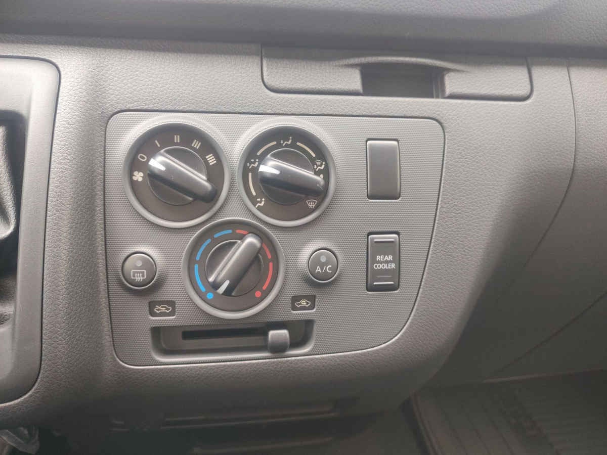 2026 Nissan Urvan 4p Amplia L4/2.5 Man Ventanas