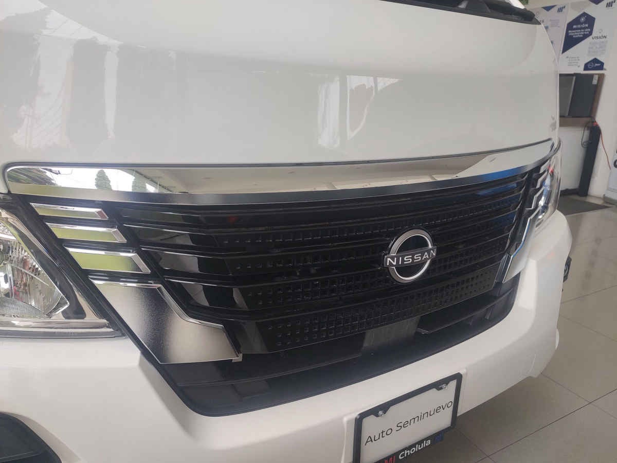 2026 Nissan Urvan 4p Amplia L4/2.5 Man Ventanas