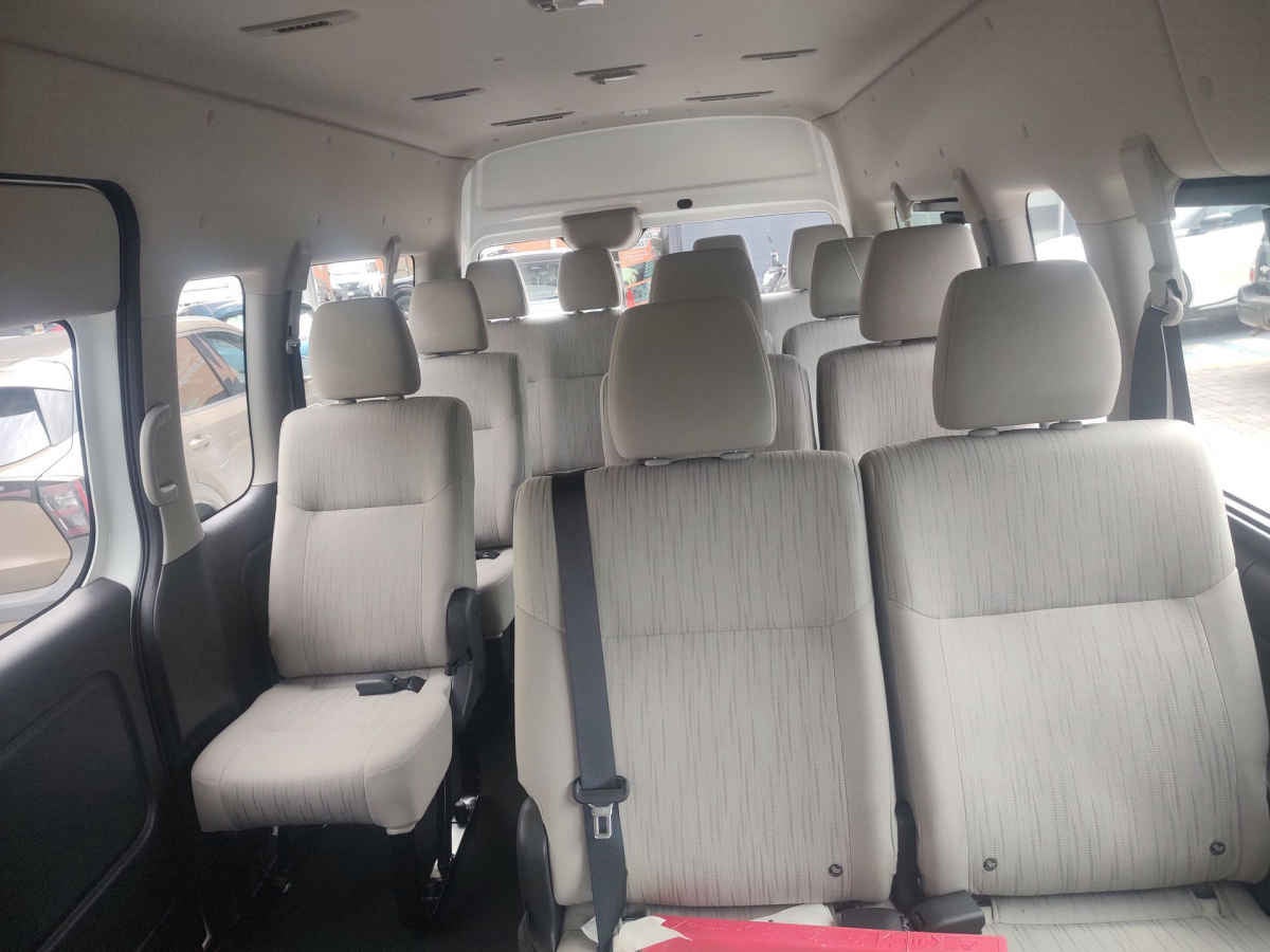 2026 Nissan Urvan 4p Amplia L4/2.5 Man Ventanas