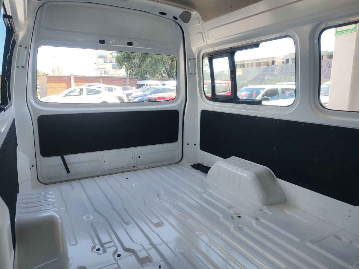 2026 Nissan Urvan 4p Amplia L4/2.5 Man