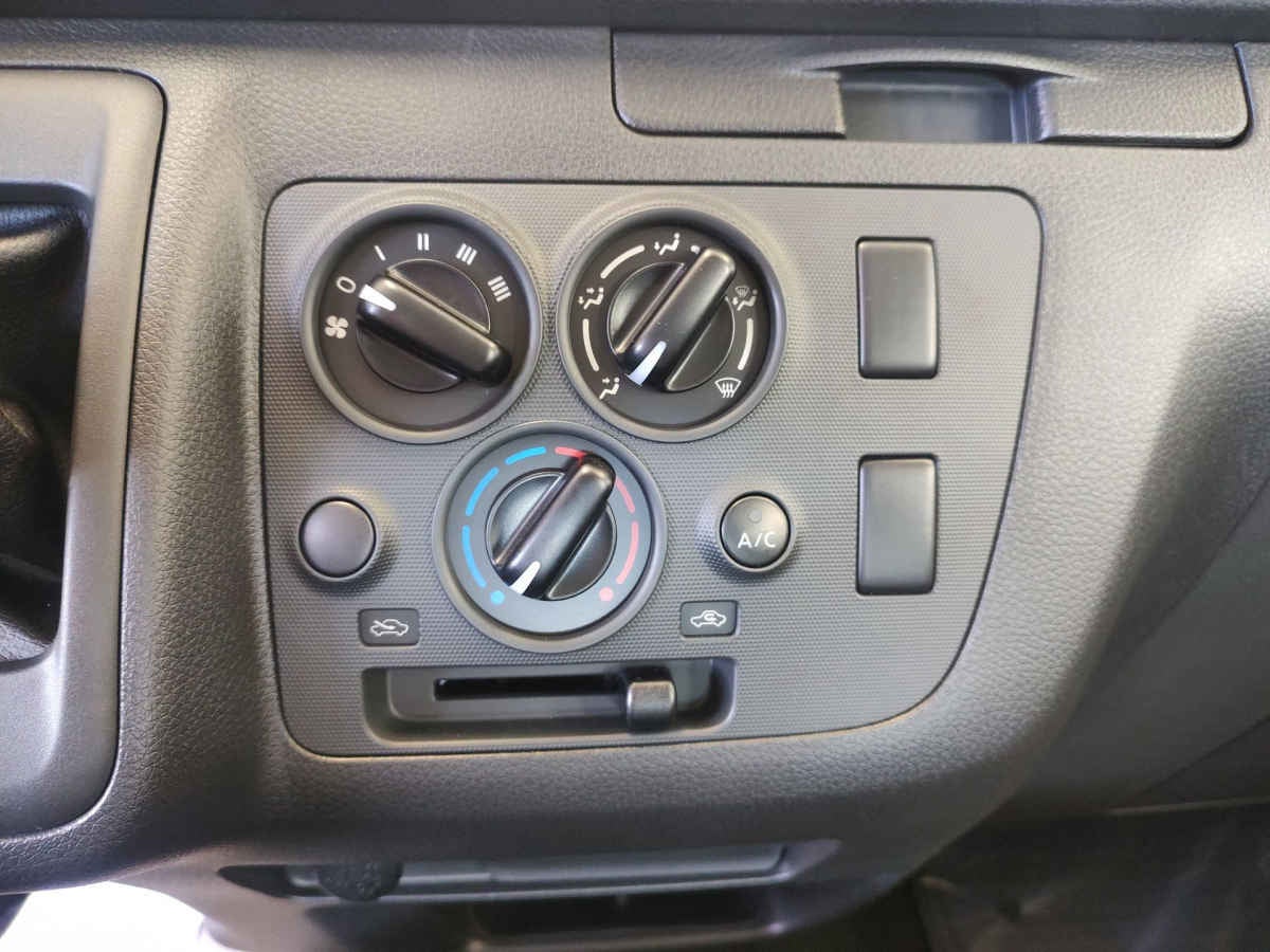 2026 Nissan Urvan 4p Amplia L4/2.5 Man