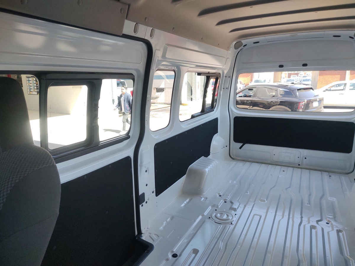 2026 Nissan Urvan 4p Amplia L4/2.5 Man